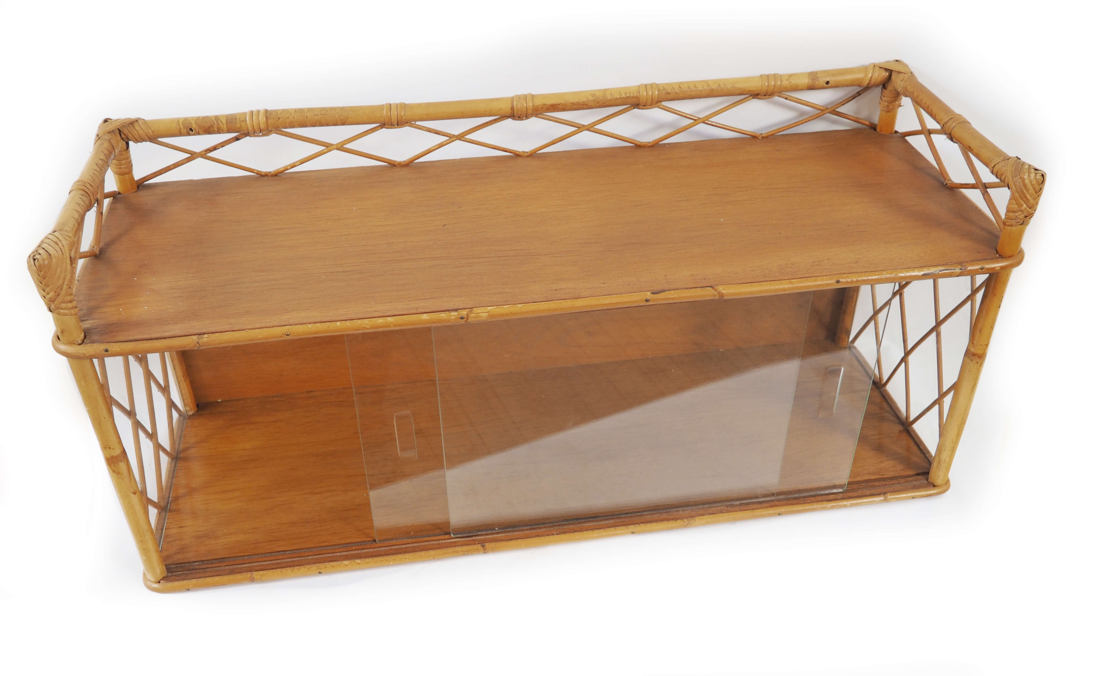 Etagère vitrée en rotin