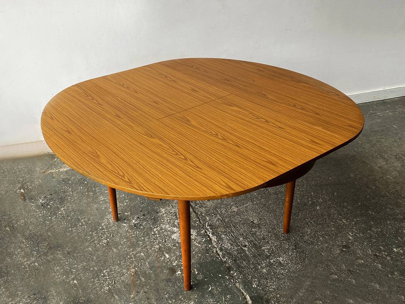 1960’s Mid-Century Modern extending dining table by Schrieber Furnituredi