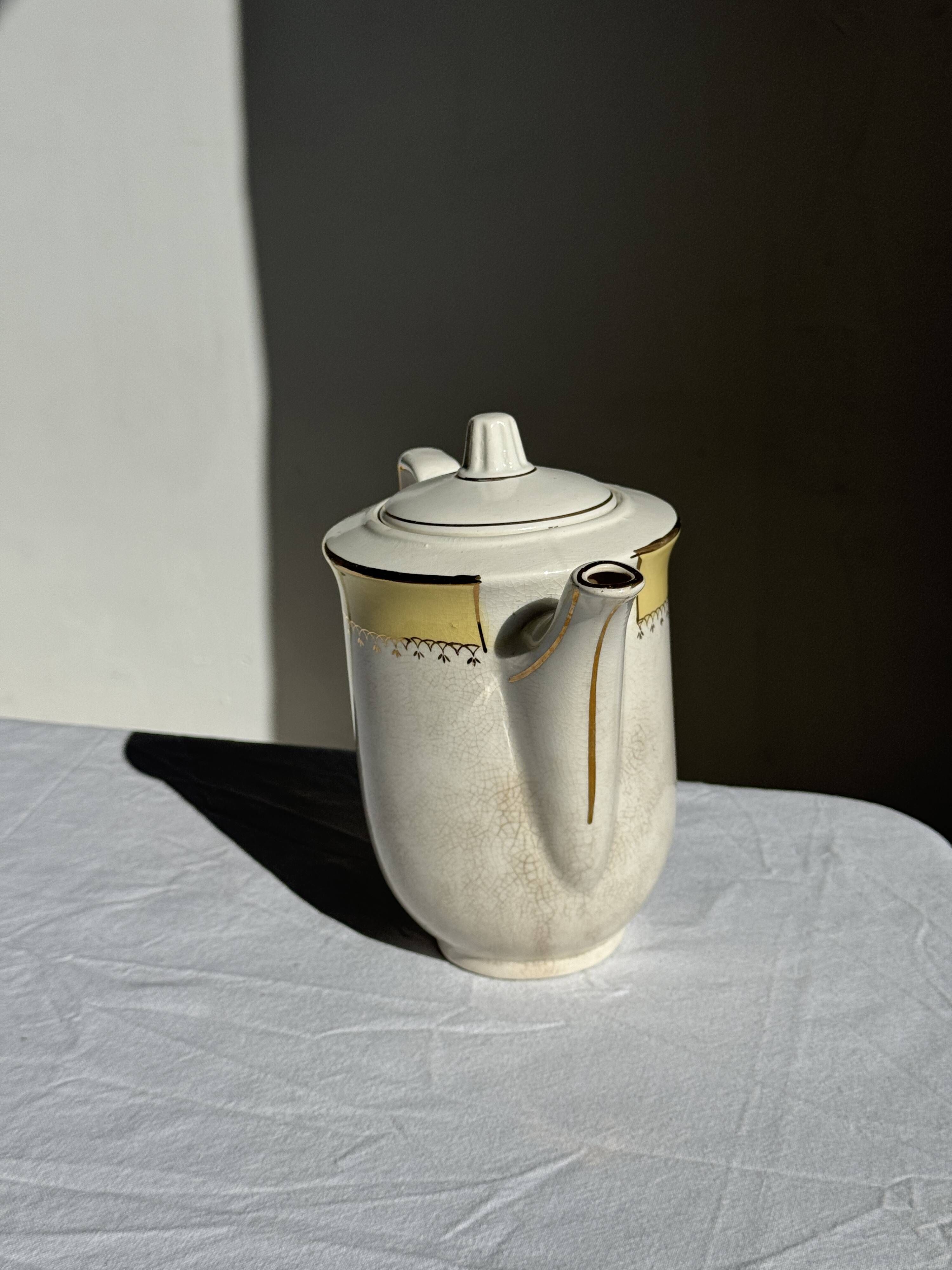Théière en céramique l'Amandinoise à frise jaune et dorée H21