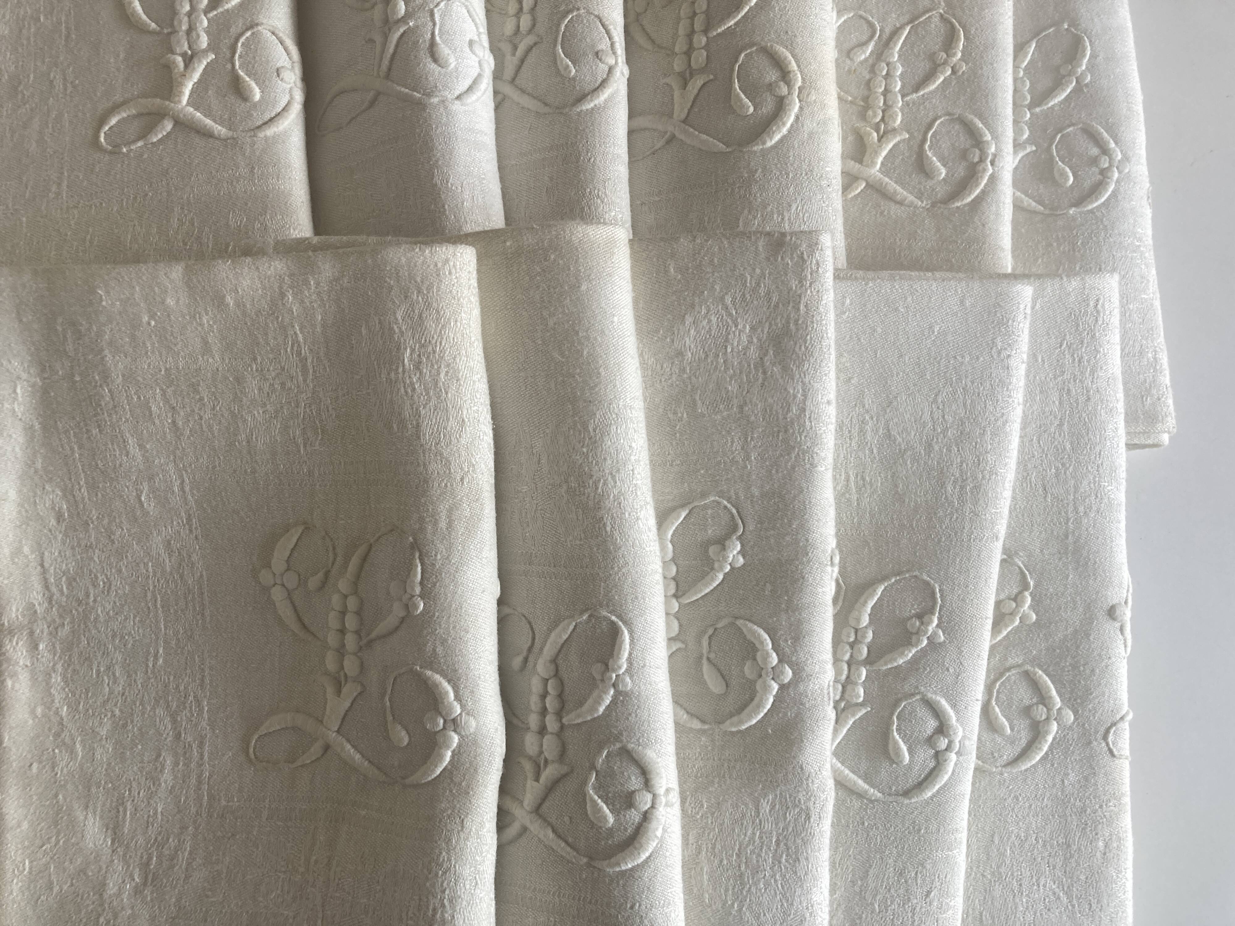 Nappe et 12 serviettes en damas de lin brodé LD 2,40m