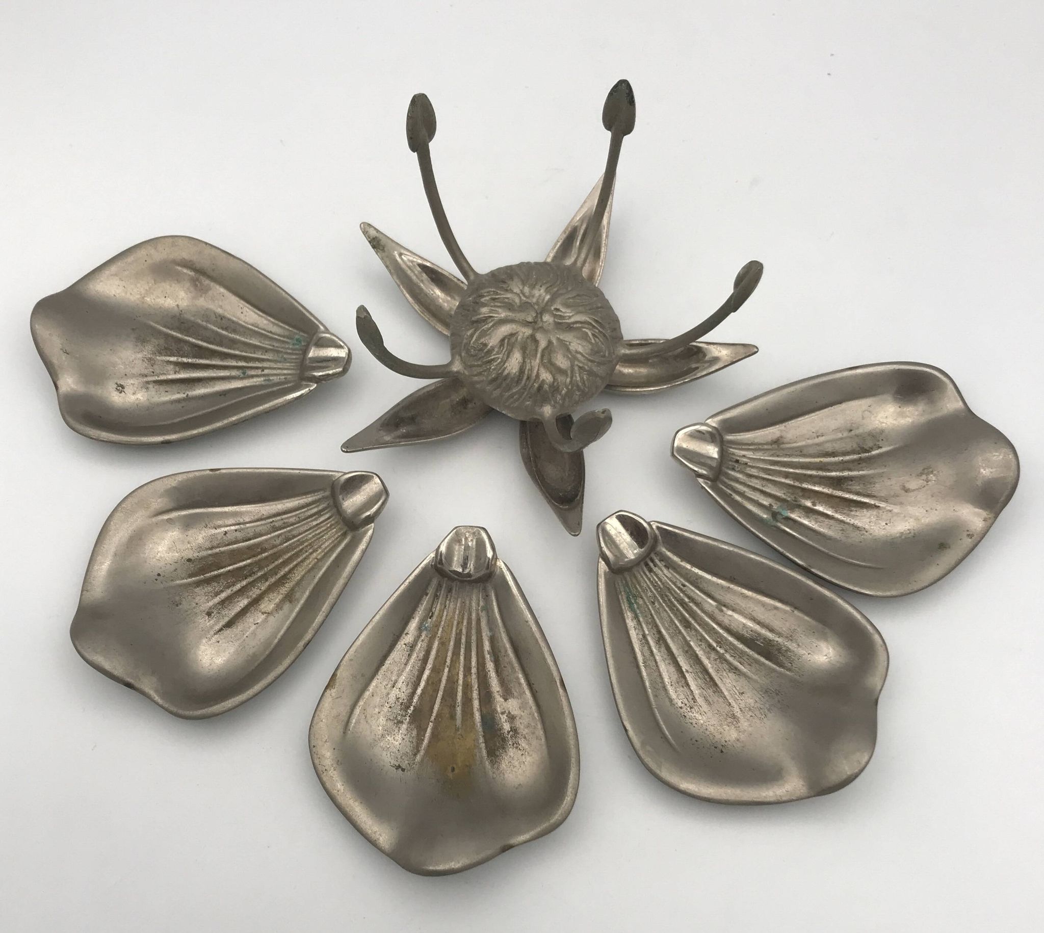 Vintage lotus flower ashtray with 5 removable petals in silver metal