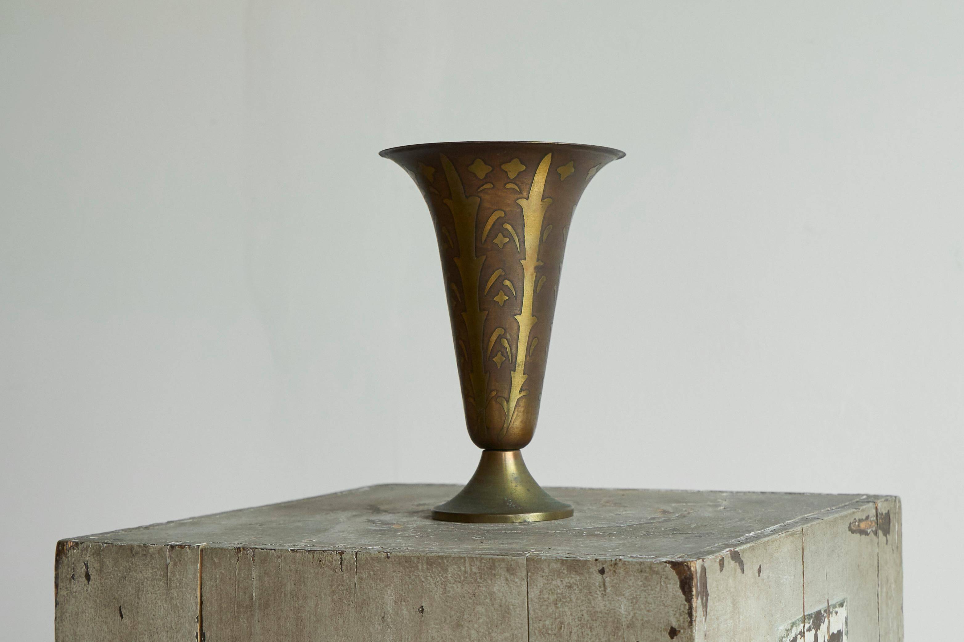 Art Deco fluted vase in patinated metal and brass from the 1930s.