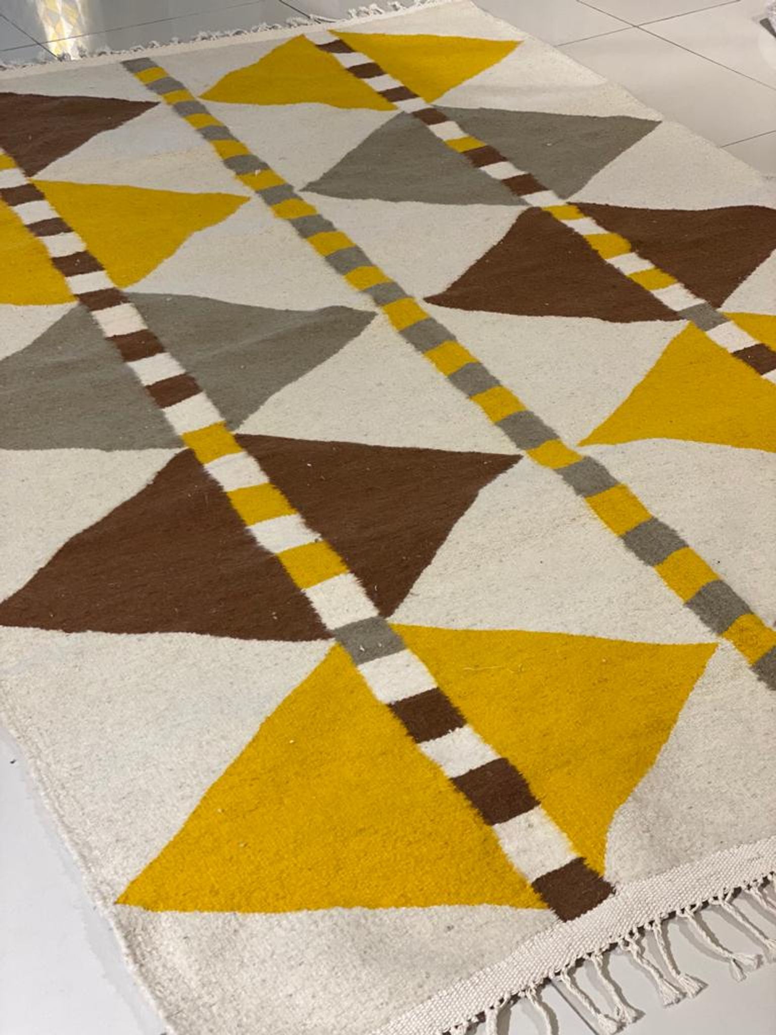 Tapis en tissé à motifs losanges et traits parallèles, 245x168 cm
