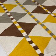 Tapis en tissé à motifs losanges et traits parallèles, 245x168 cm
