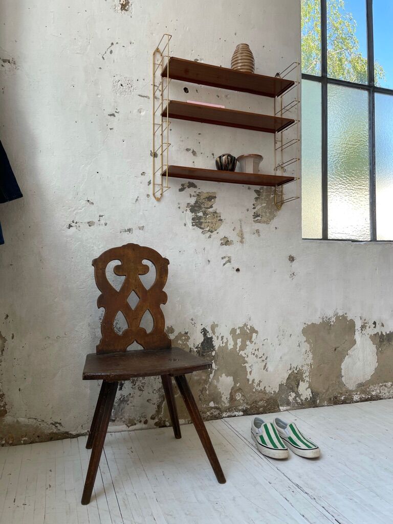 String-type wall shelf