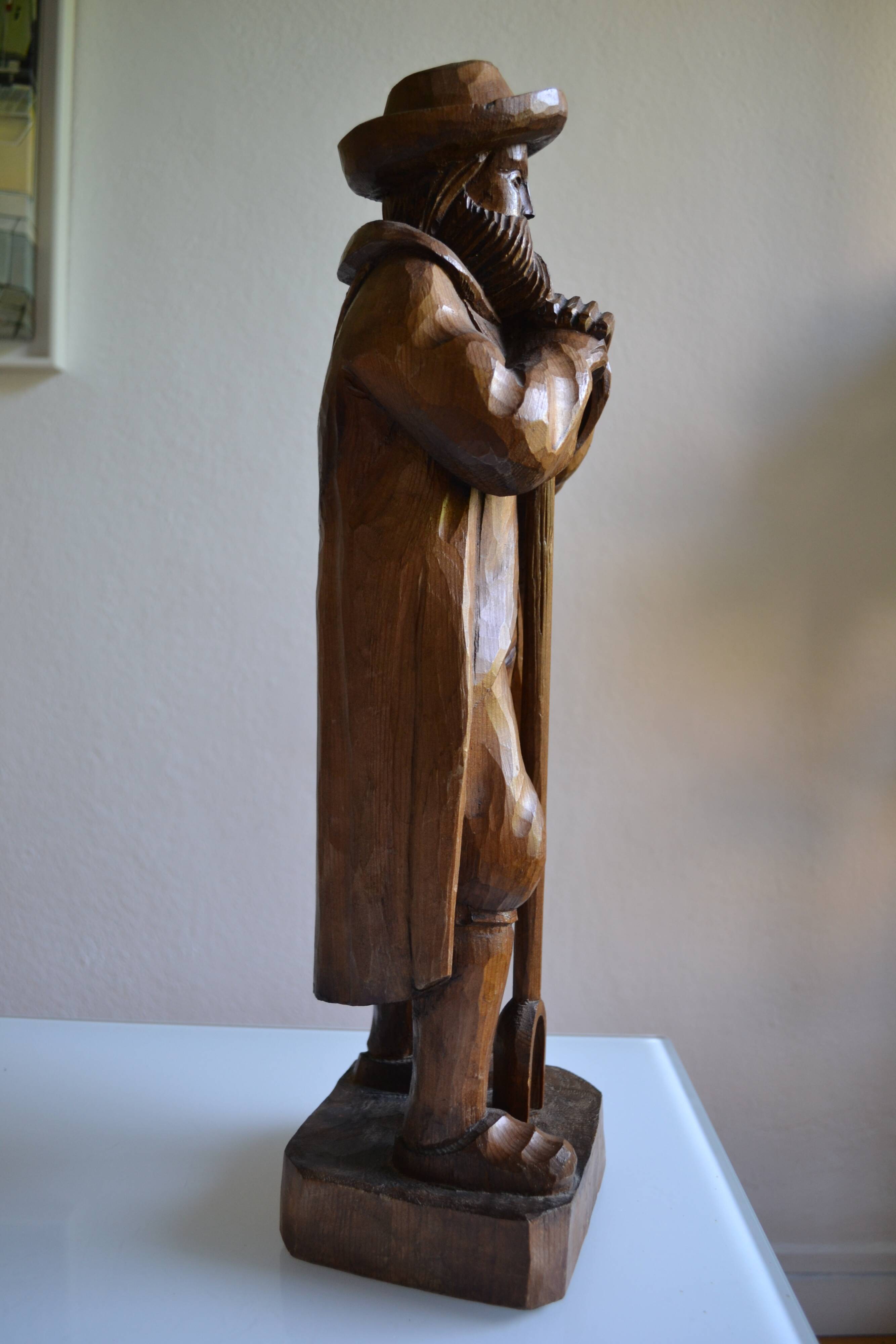 Large wooden sculpture of a man with his grain shovel 52 cm