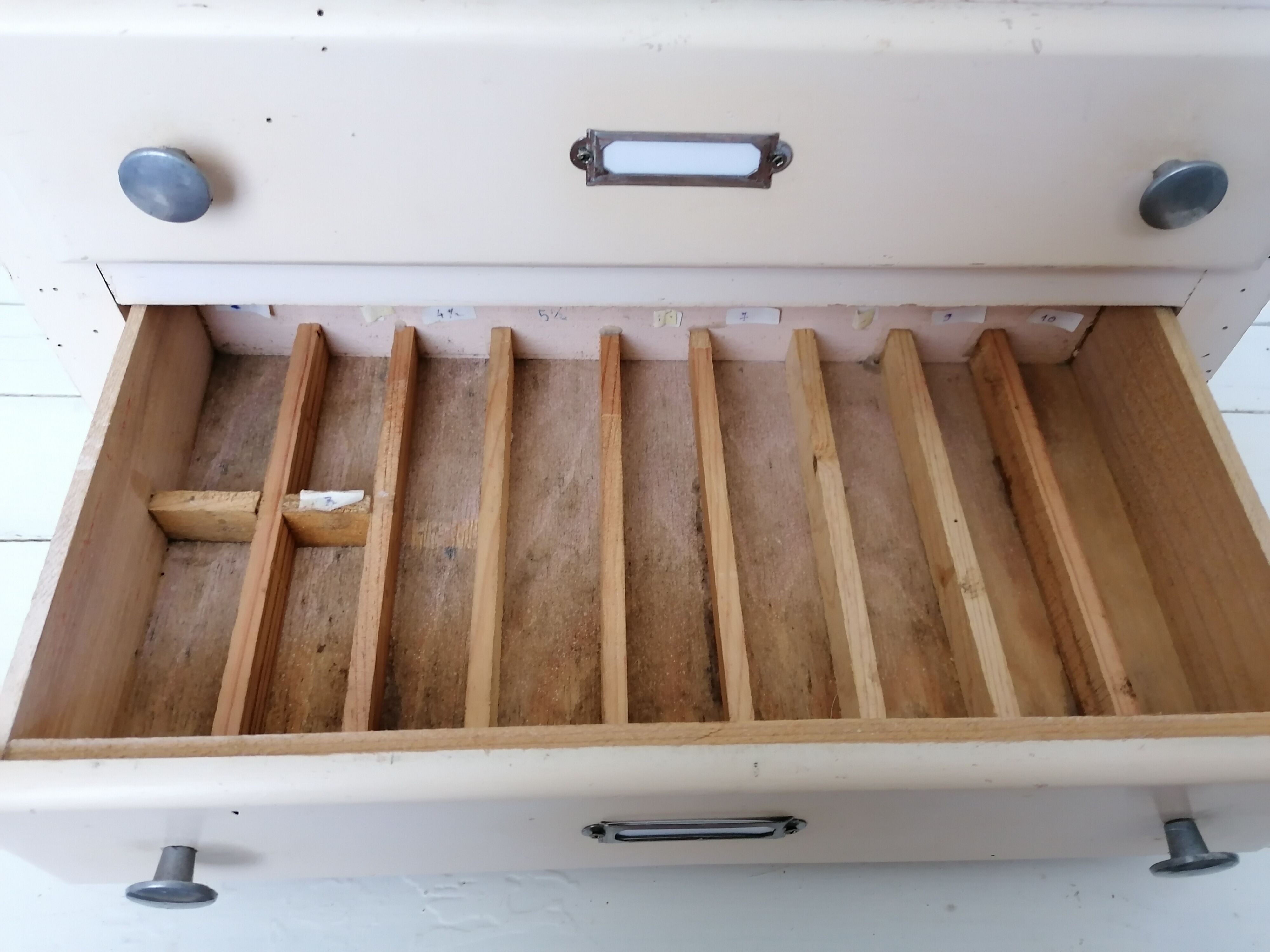 Small storage unit to lay