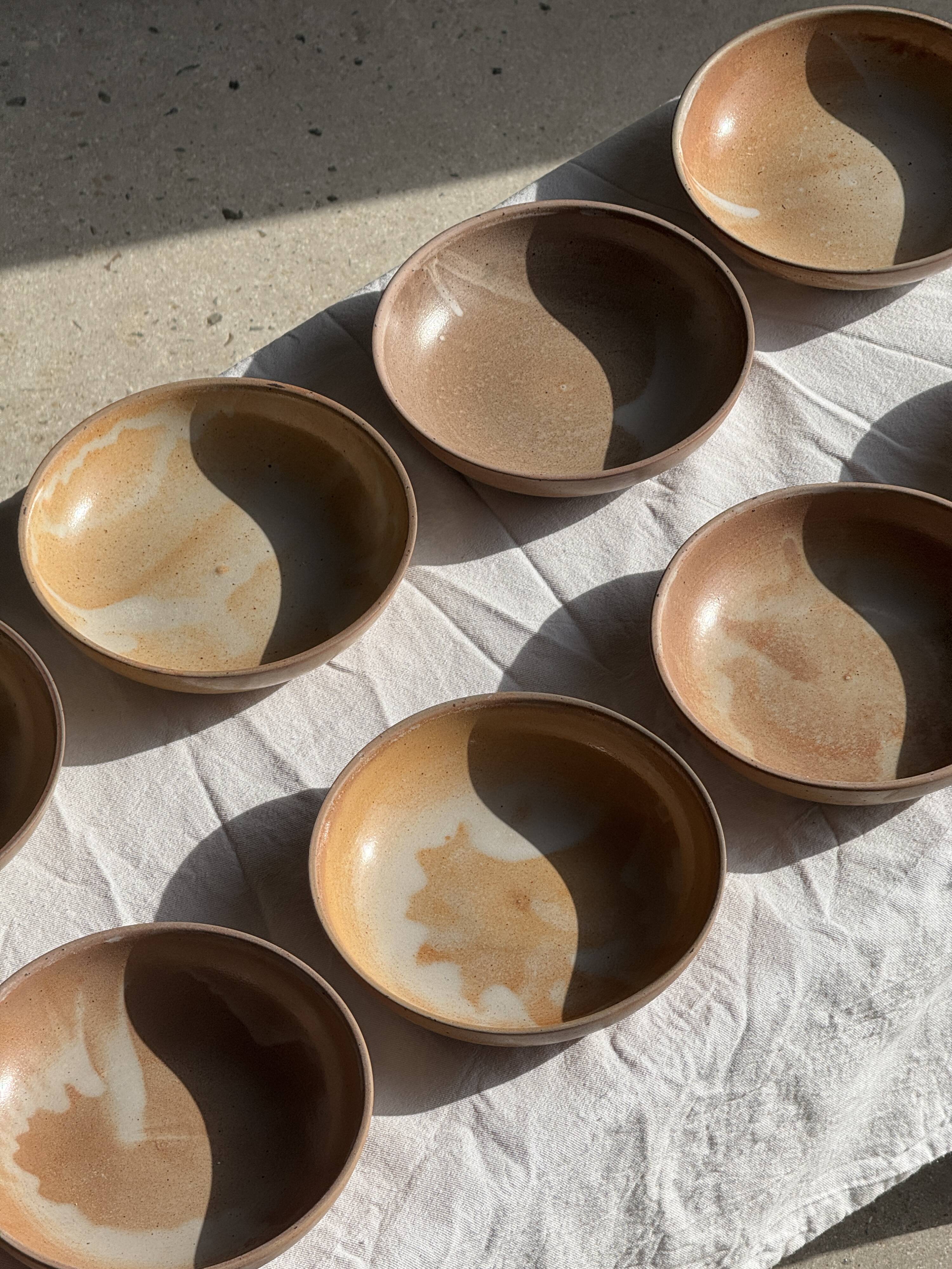 11 assiettes creuses artisanales vintage en grès mat