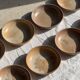 11 assiettes creuses artisanales vintage en grès mat
