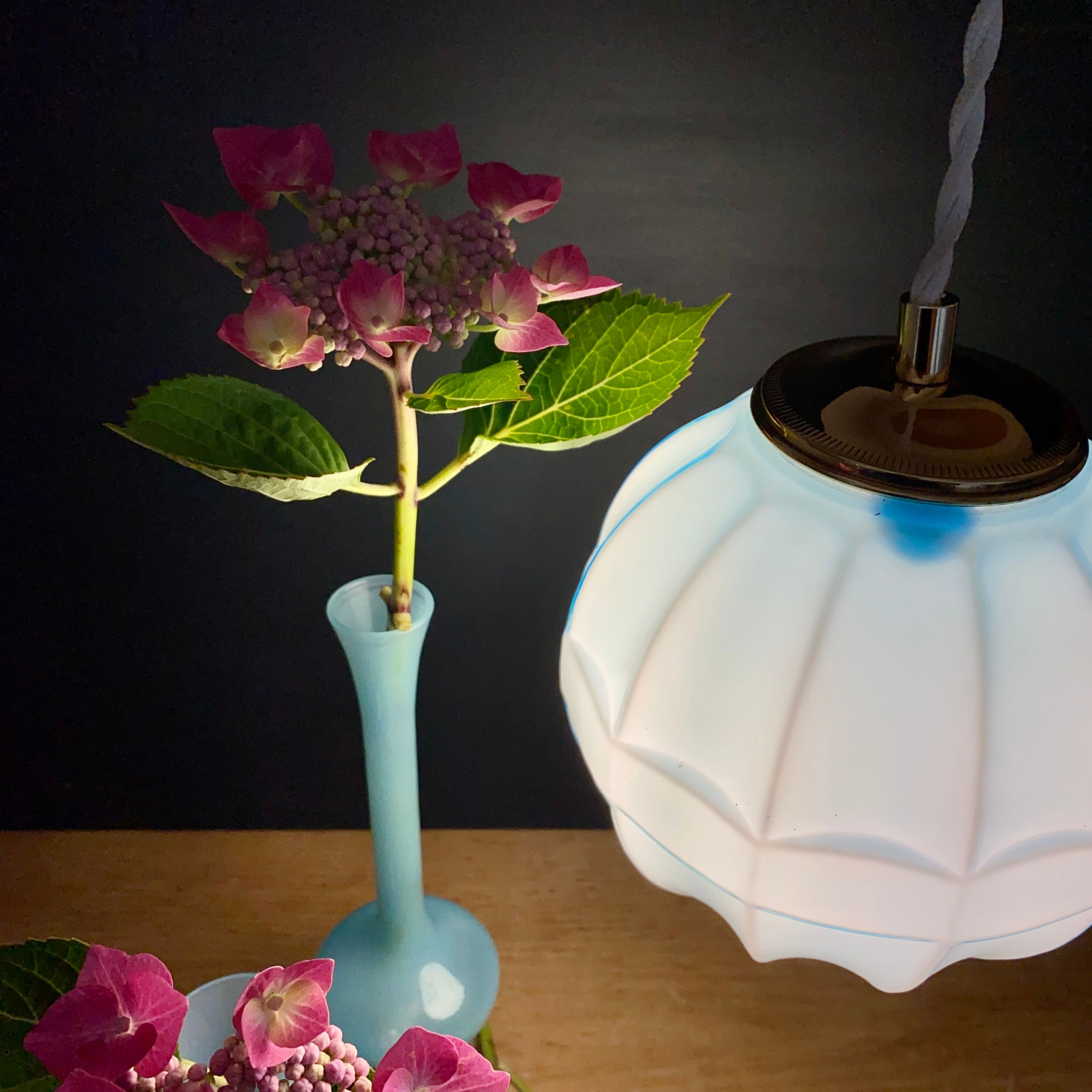 Suspension globe vintage en opaline bleue