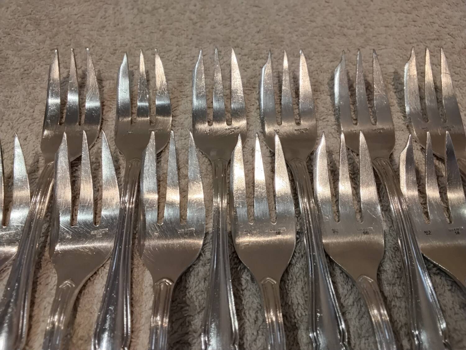 12 silver-plated metal cake forks by Ercuis silversmiths, Contours pattern