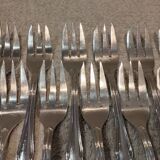 12 silver-plated metal cake forks by Ercuis silversmiths, Contours pattern