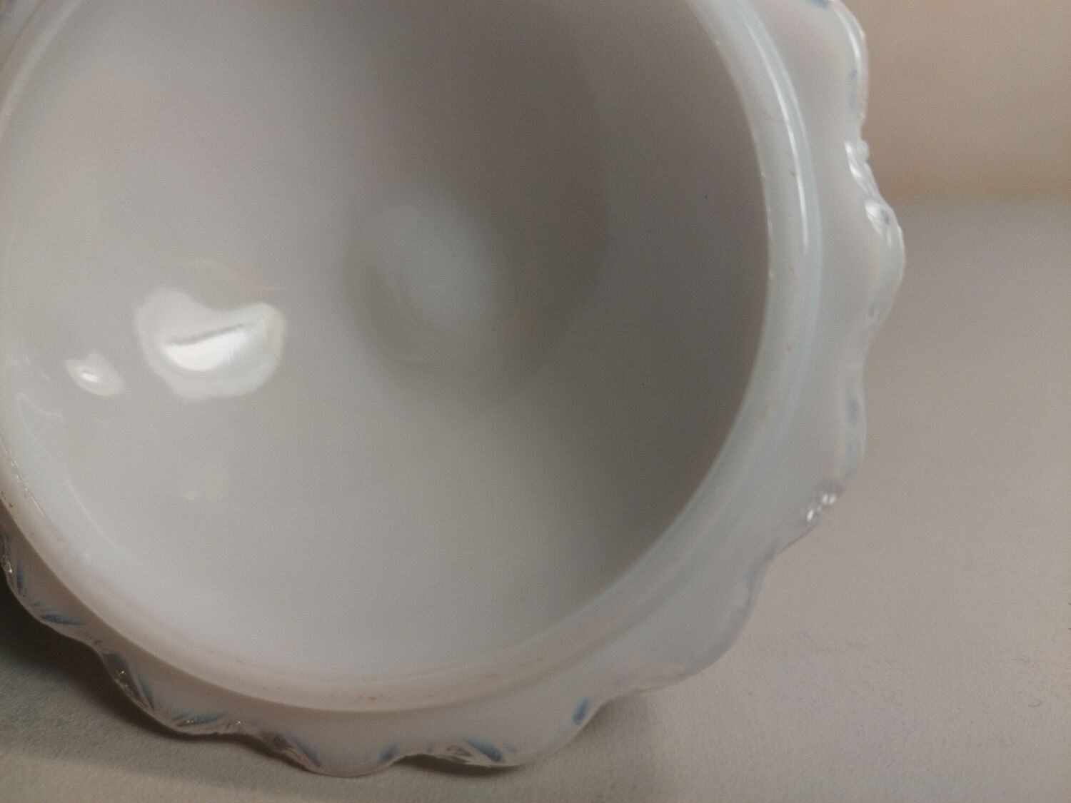 Bonbonnière, pineapple sugar bowl in white opaline.