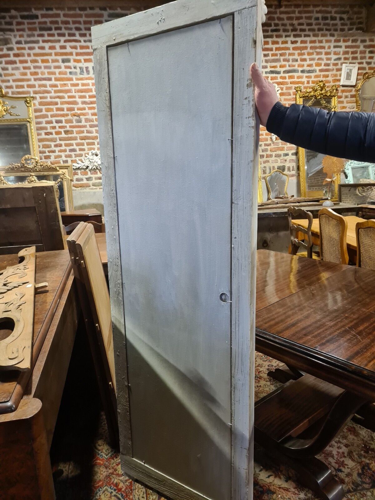 Beige patinated mirror with women's heads