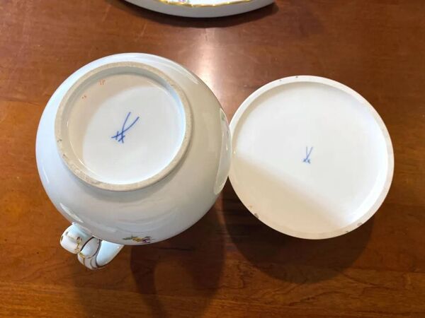 Service à thé et à café en porcelaine Meissen 'Fleurs Éparpillées' : service de 40 pièces.