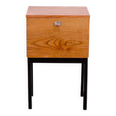 Table de chevet du milieu du siècle par UP Závody, table de nuit en noyer avec rangement.