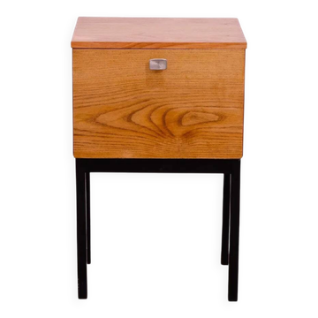 Table de chevet du milieu du siècle par UP Závody, table de nuit en noyer avec rangement.
