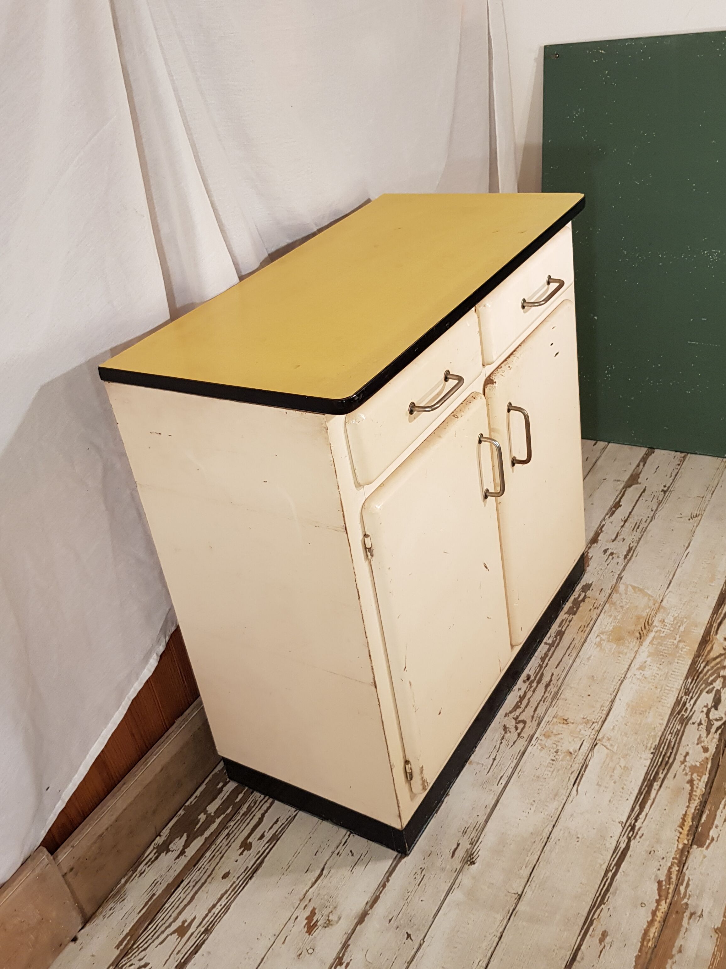 Mado buffet with yellow formica tray