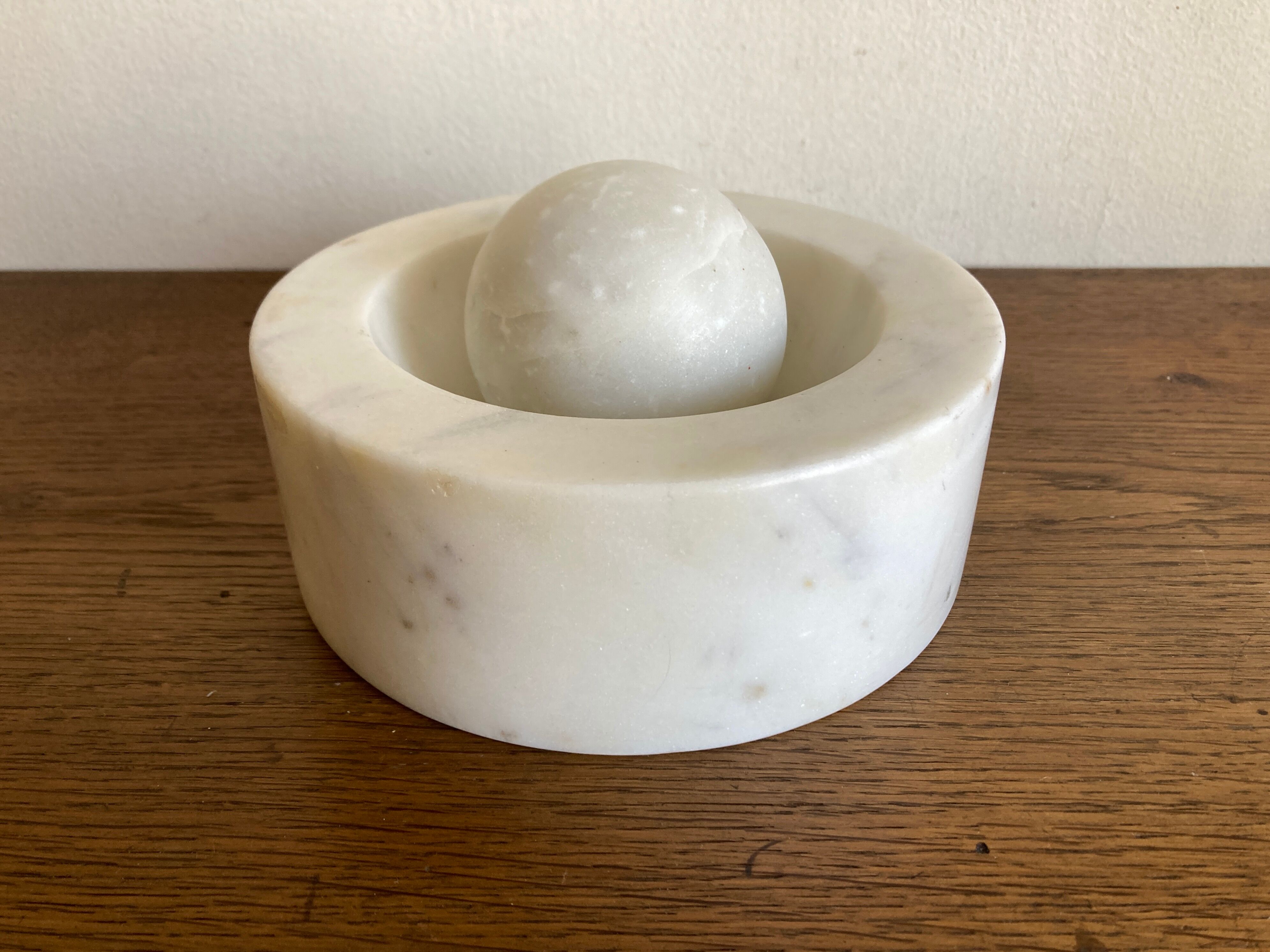 Space Age XXL ashtray in white marble, Italian design 1970.