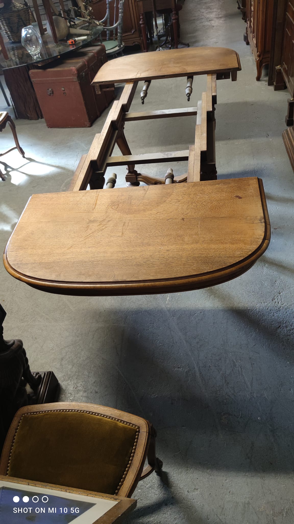 Dining table in solid blond walnut extendable Louis XV style around 1910/20