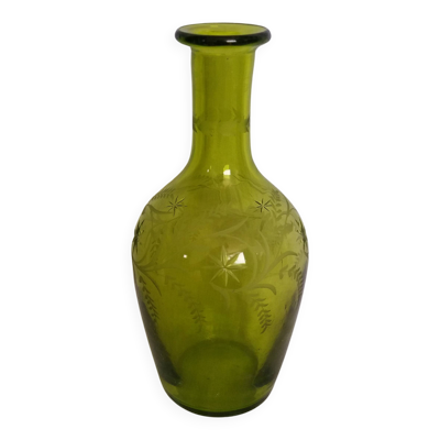 Carafe vase en verre soufflé vert ciselé et gravé