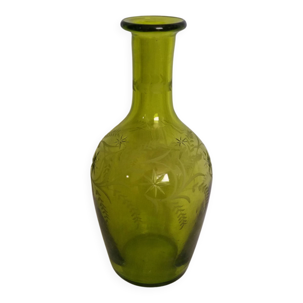 Carafe vase en verre soufflé vert ciselé et gravé