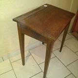Bureau d'écolier avec encrier