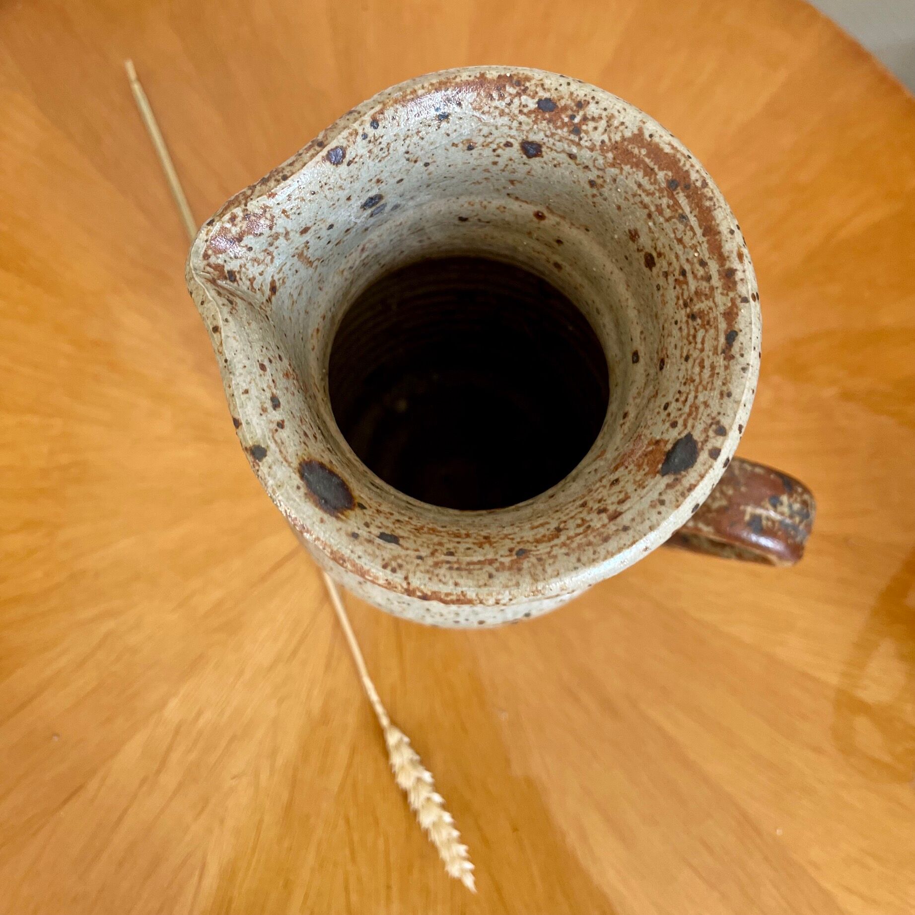 Pichet vase en grès moucheté