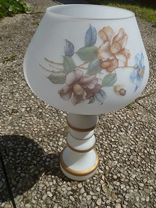 vase cornet opaline white