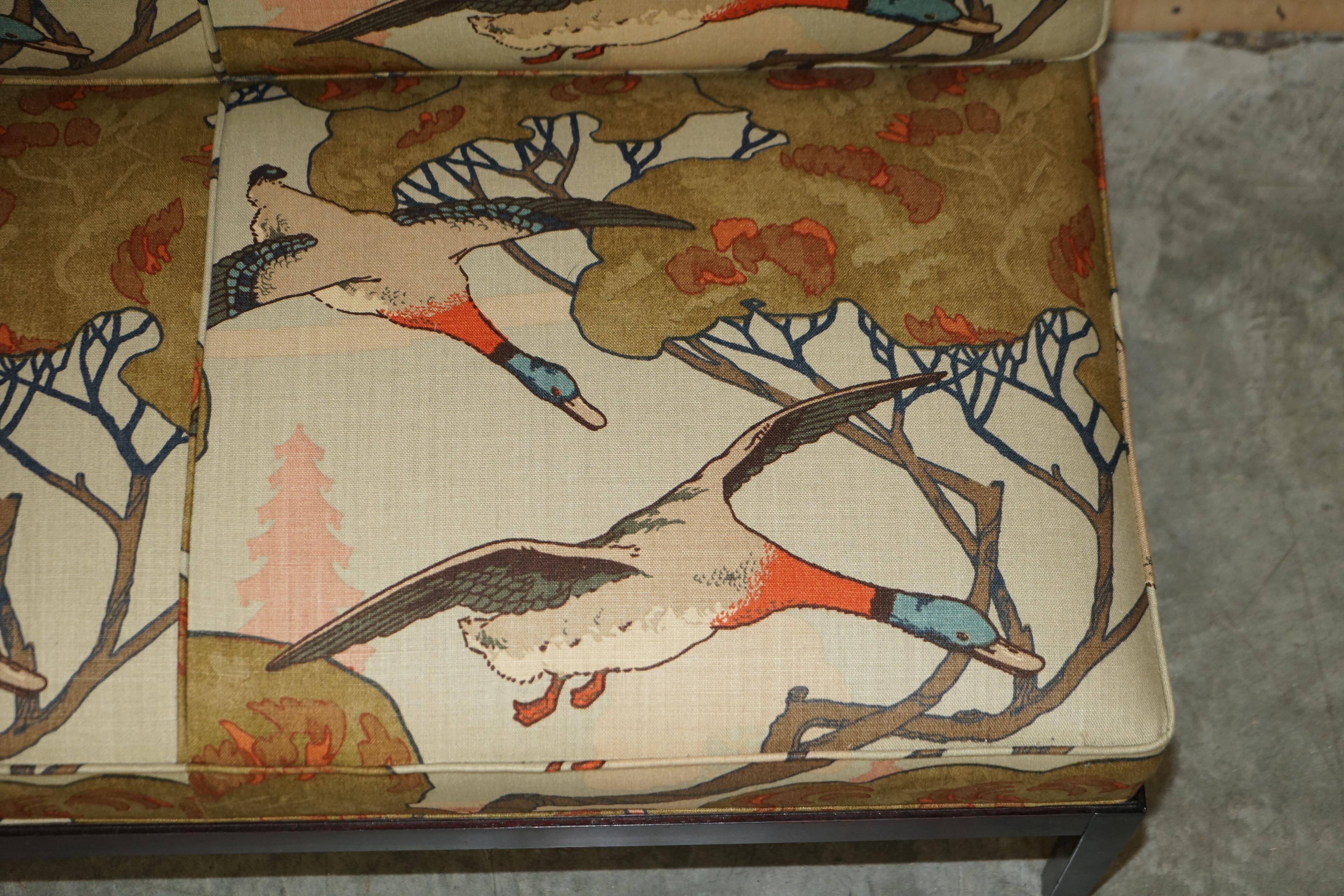 Three-seater canapé George Smith Norris restored in Mulberry linen.
