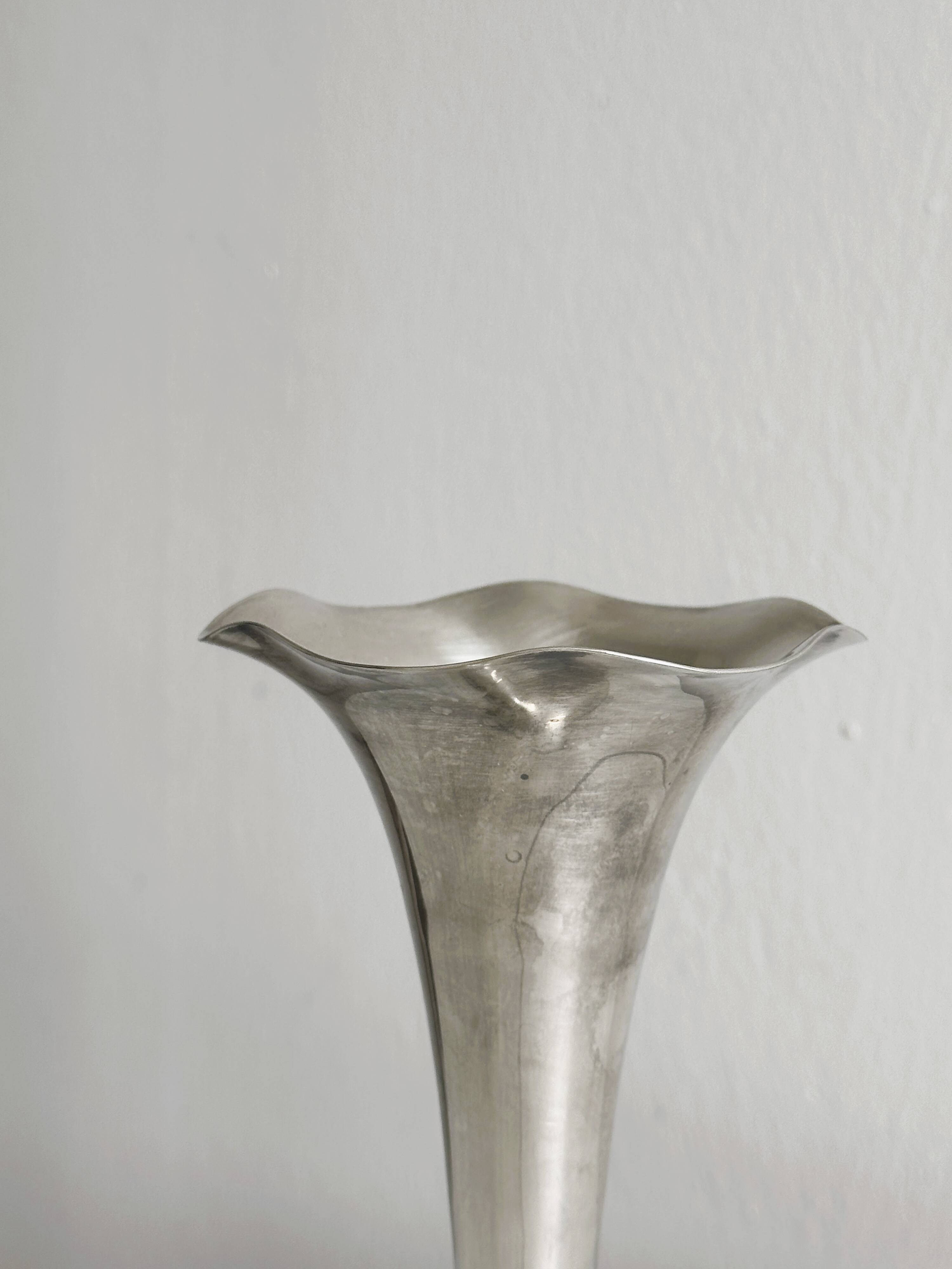 vase soliflore en métal argenté patiné
