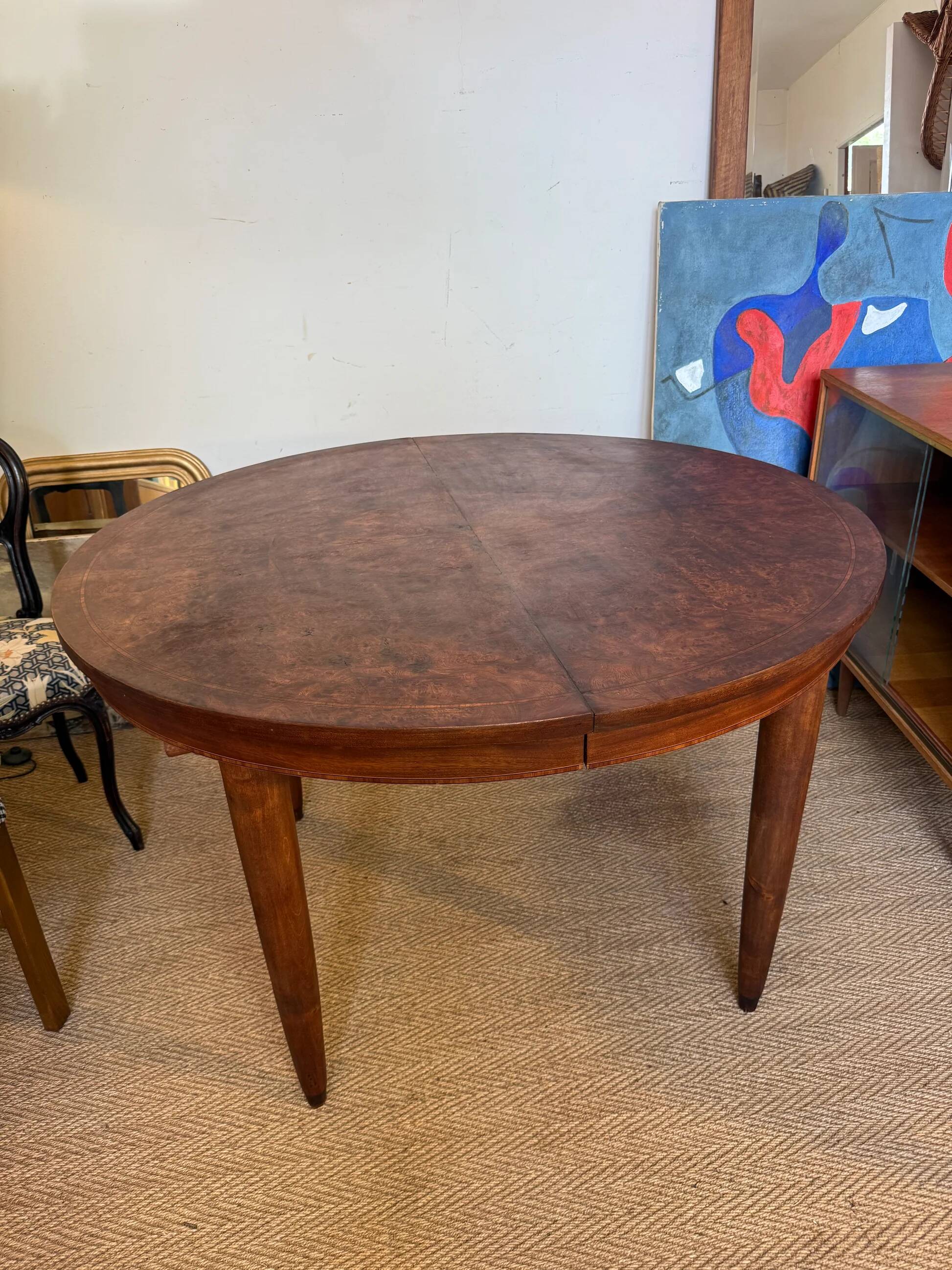 Oval extendable dining table in wood and walnut burl veneer.