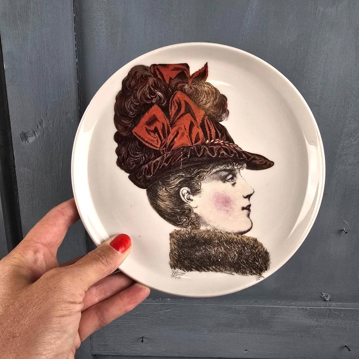 Decorative plate Porcelain of Paris – Elegant with a large hat