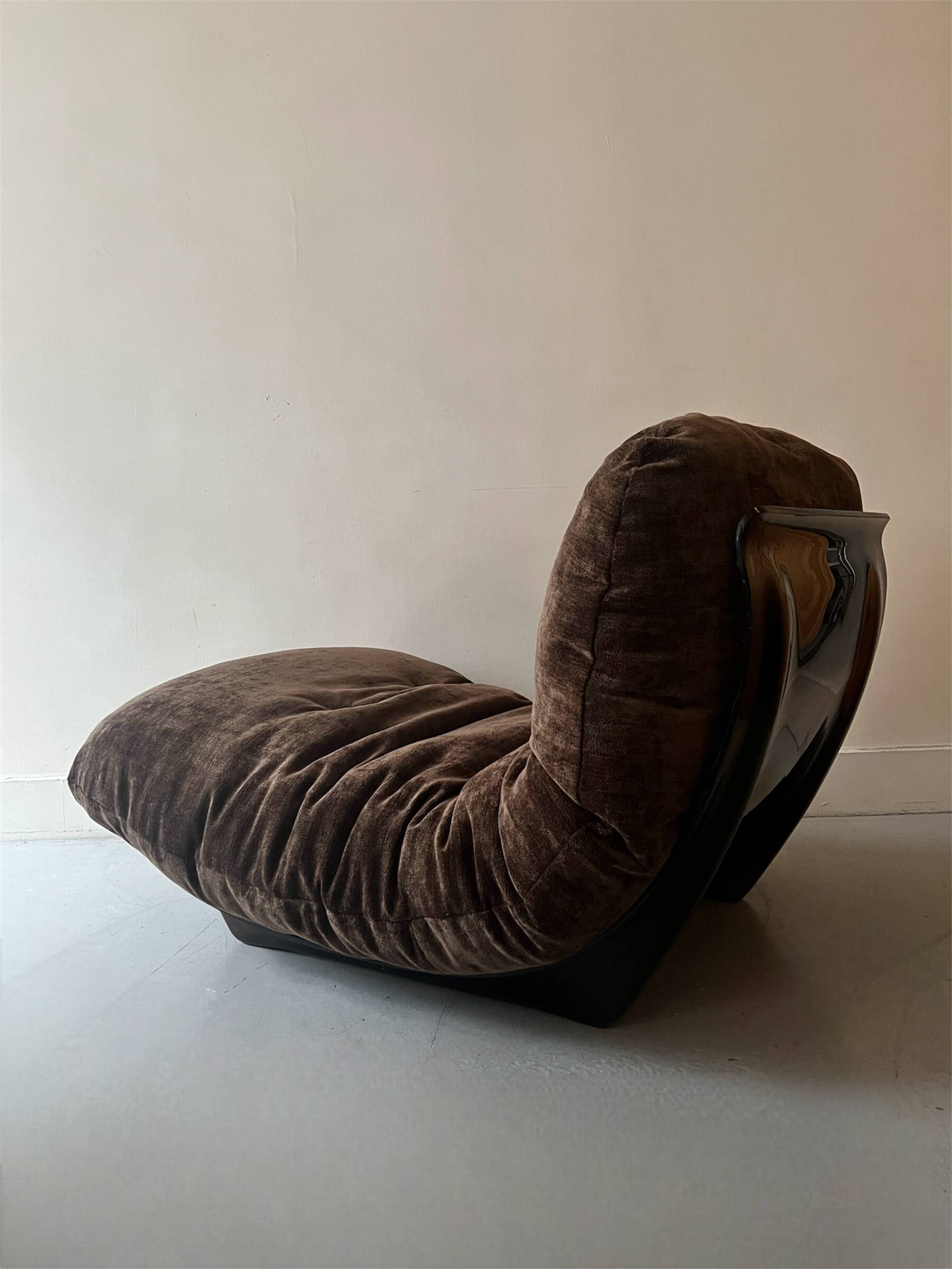 Chauffeuse Marsala en plexiglas fumé & velours ras marron, Ligne roset 1970