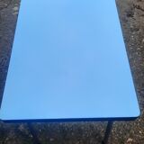 Table en formica bleu