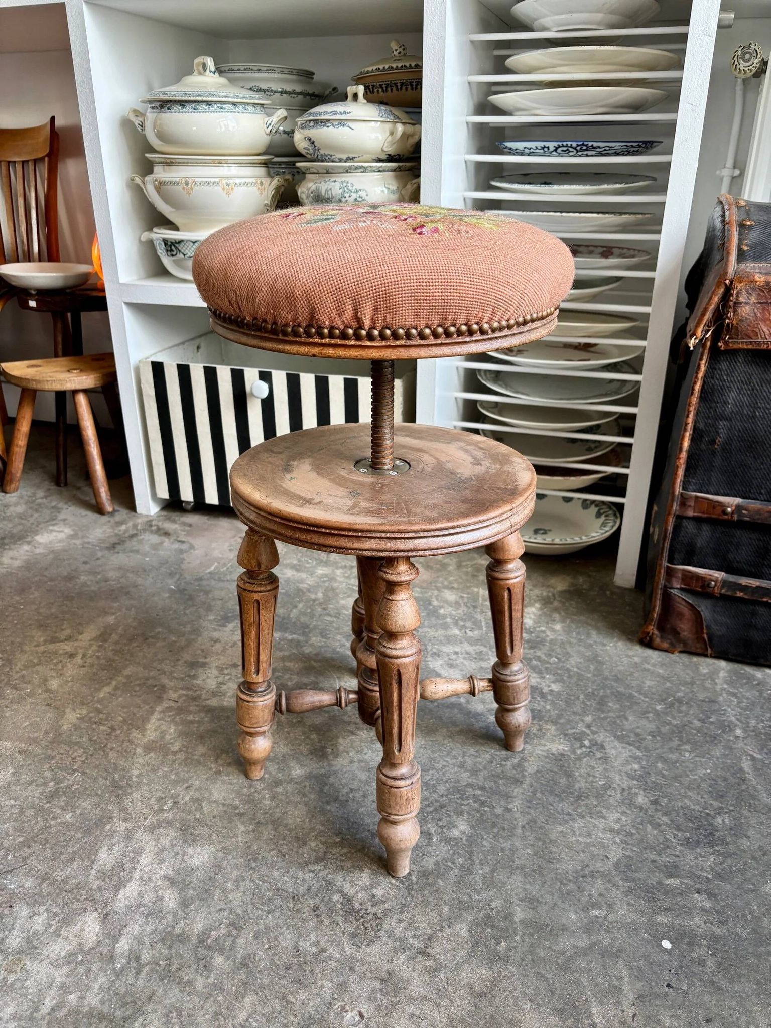 Tabouret de piano ajustable en bois tourné et coton brodé fleuri