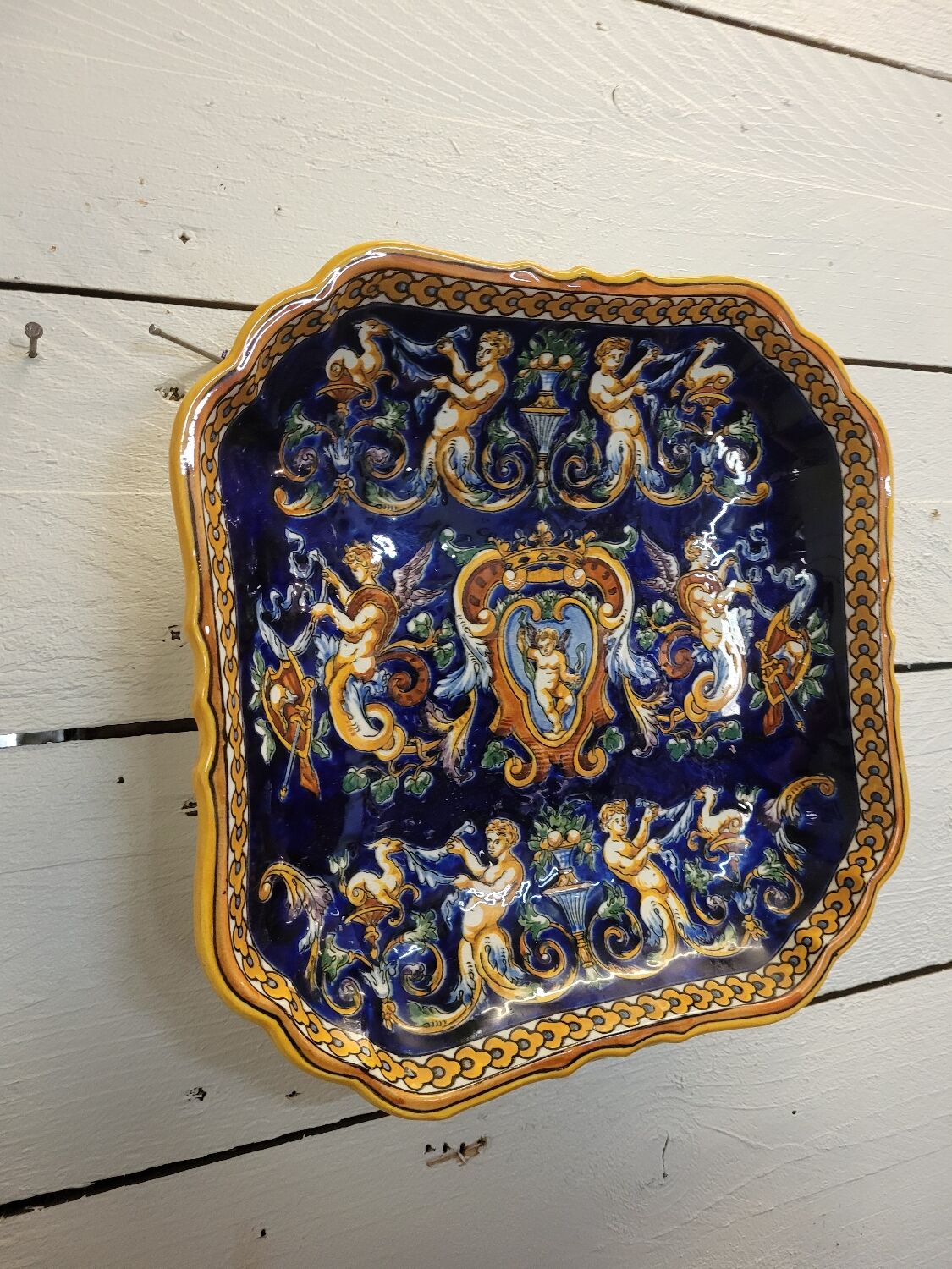 Hollow dish of Gien with Renaissance decoration