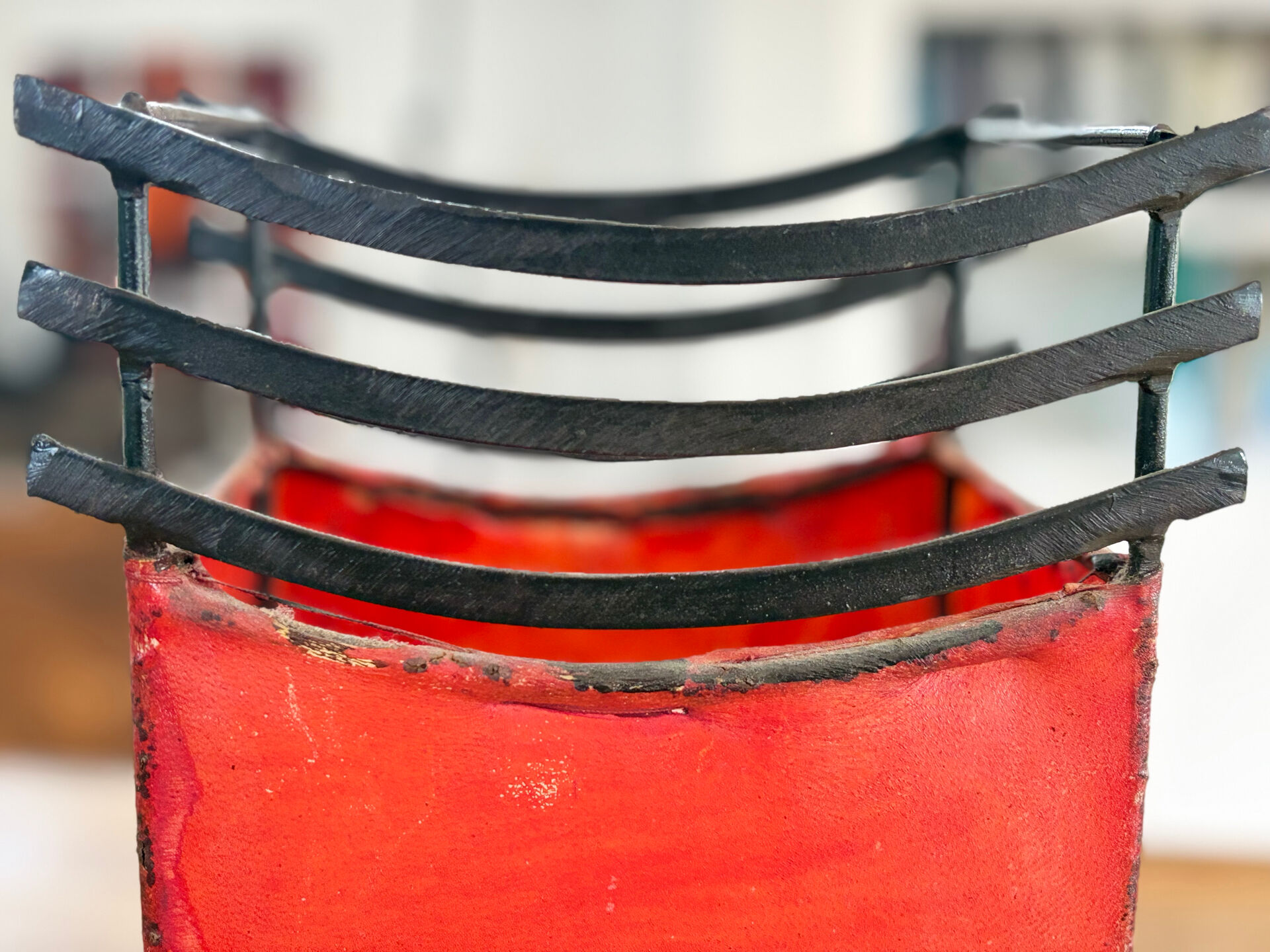 Vintage lamp in patinated black and red metal – Japanese spirit