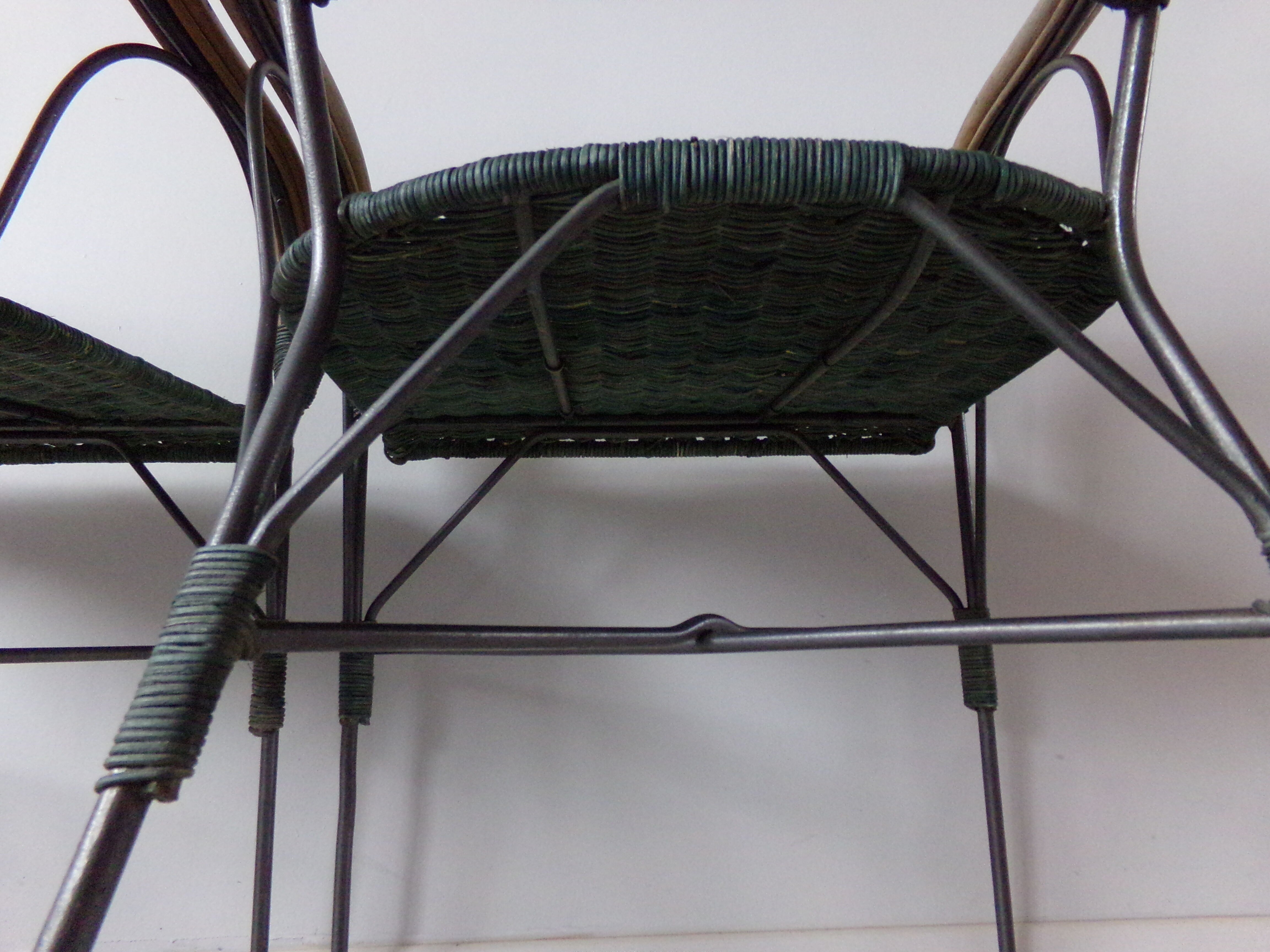 Duo de fauteuils anciens en fer forgé et osier