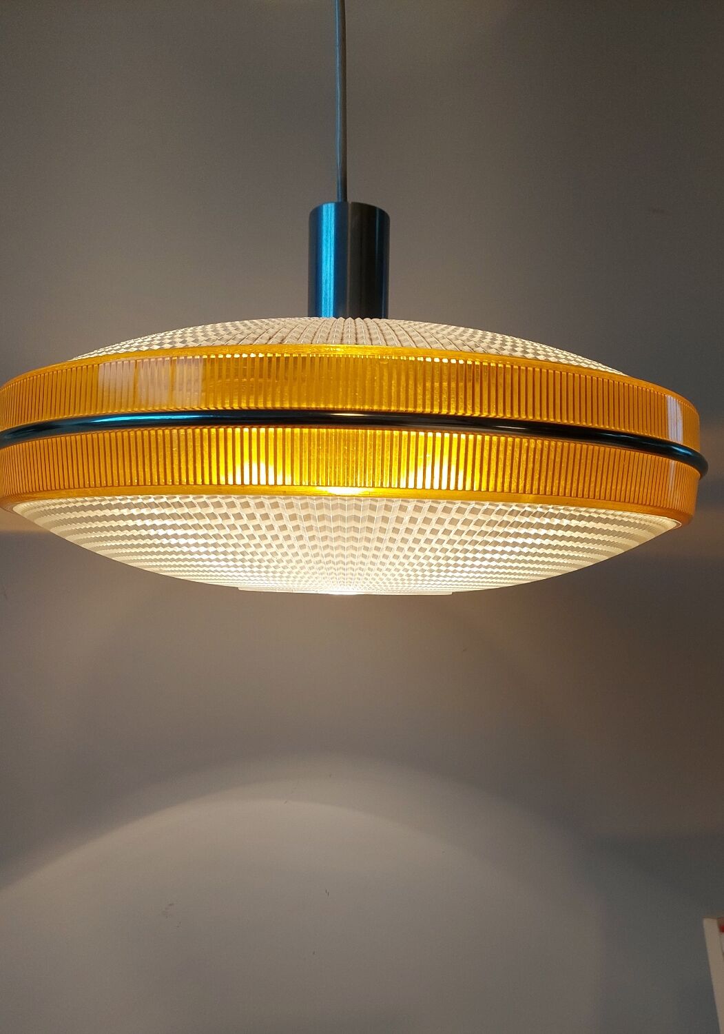 Suspension UFO space age around 1970