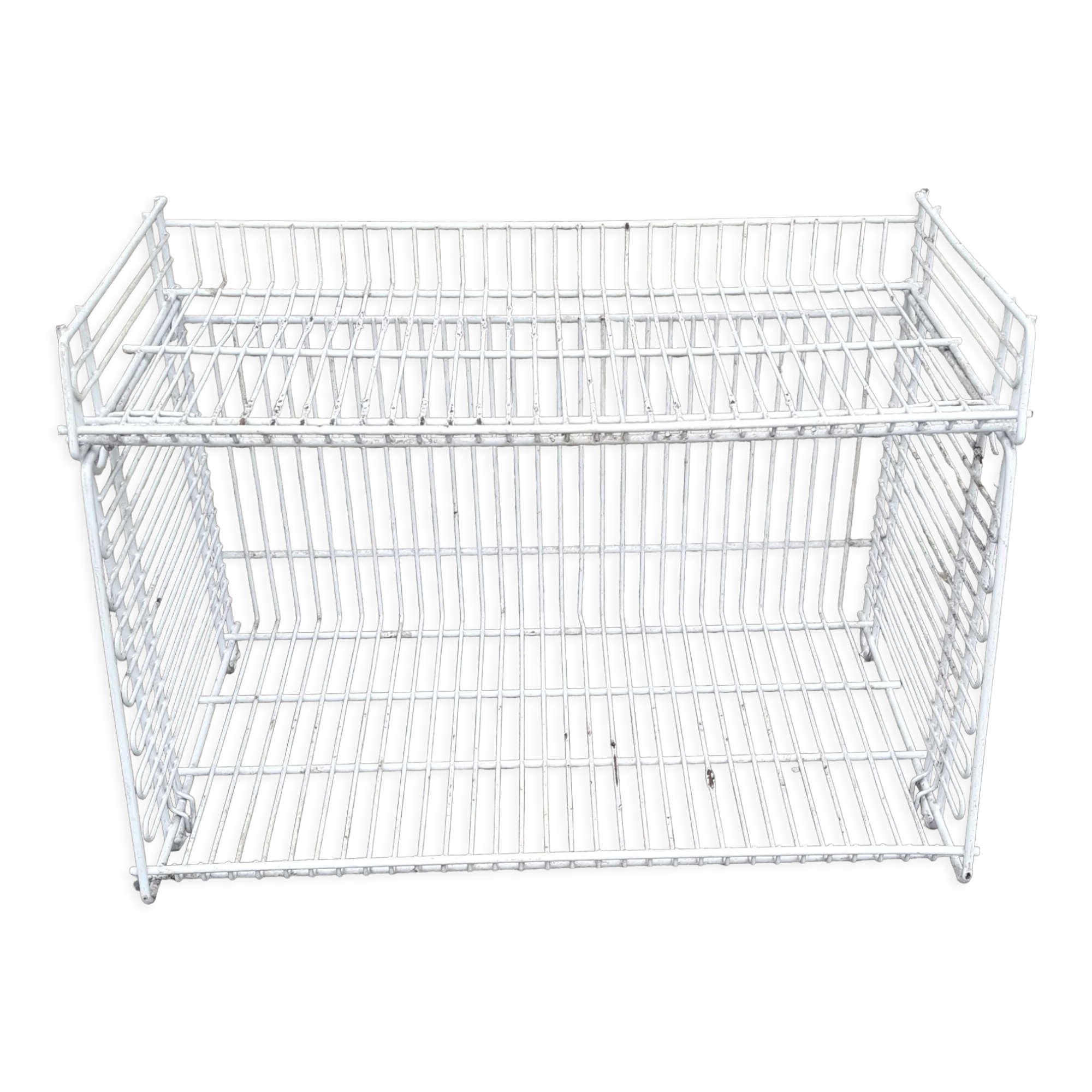 Interlocking rack made of sheathed metal wire