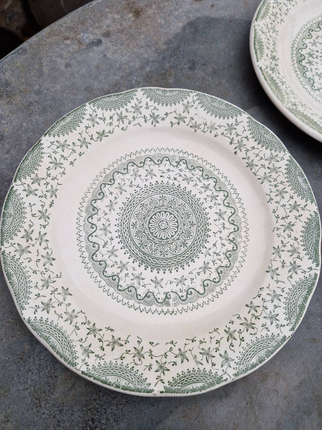Lot of 8 flat plates in antique English earthenware, fine ware, with patterns.