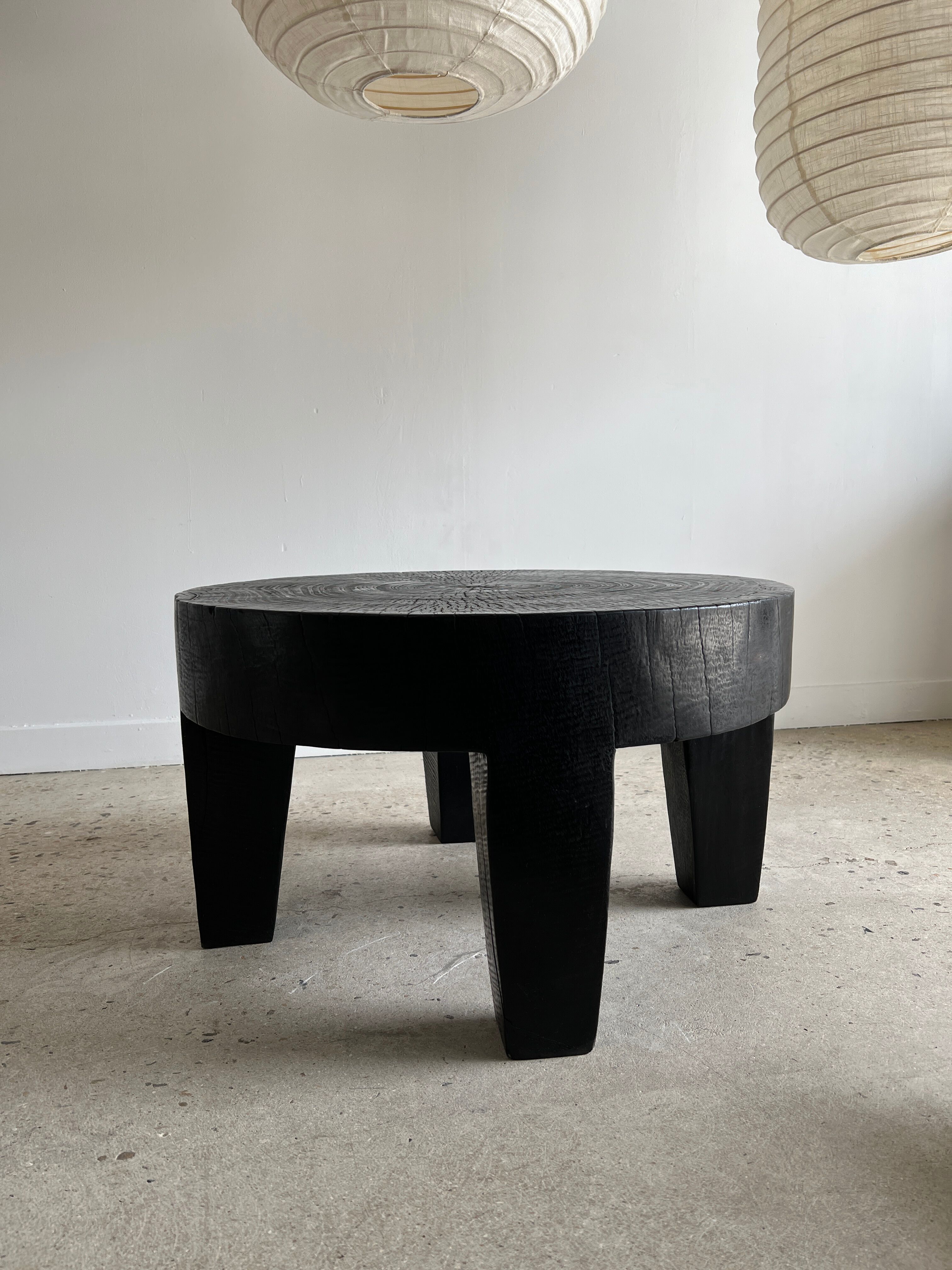 Coffee table en bois massif monoxyle noir