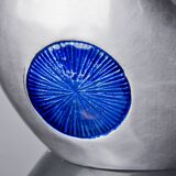 Vase biomorphique par Art3, aluminium et céramique émaillée bleu, Espagne, 1980