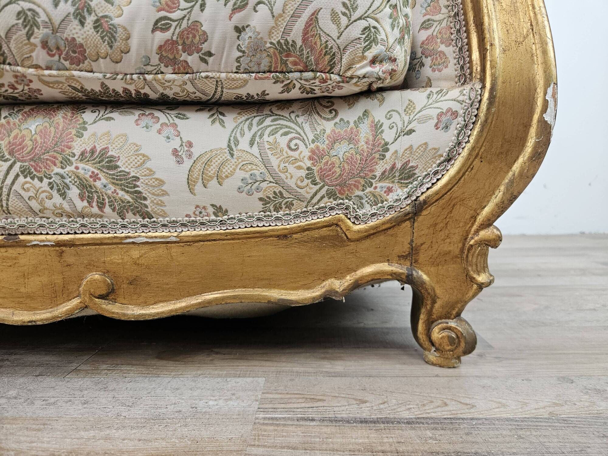 20th Century Italian Baroque Style Sofa in Carved and Gilded Wood