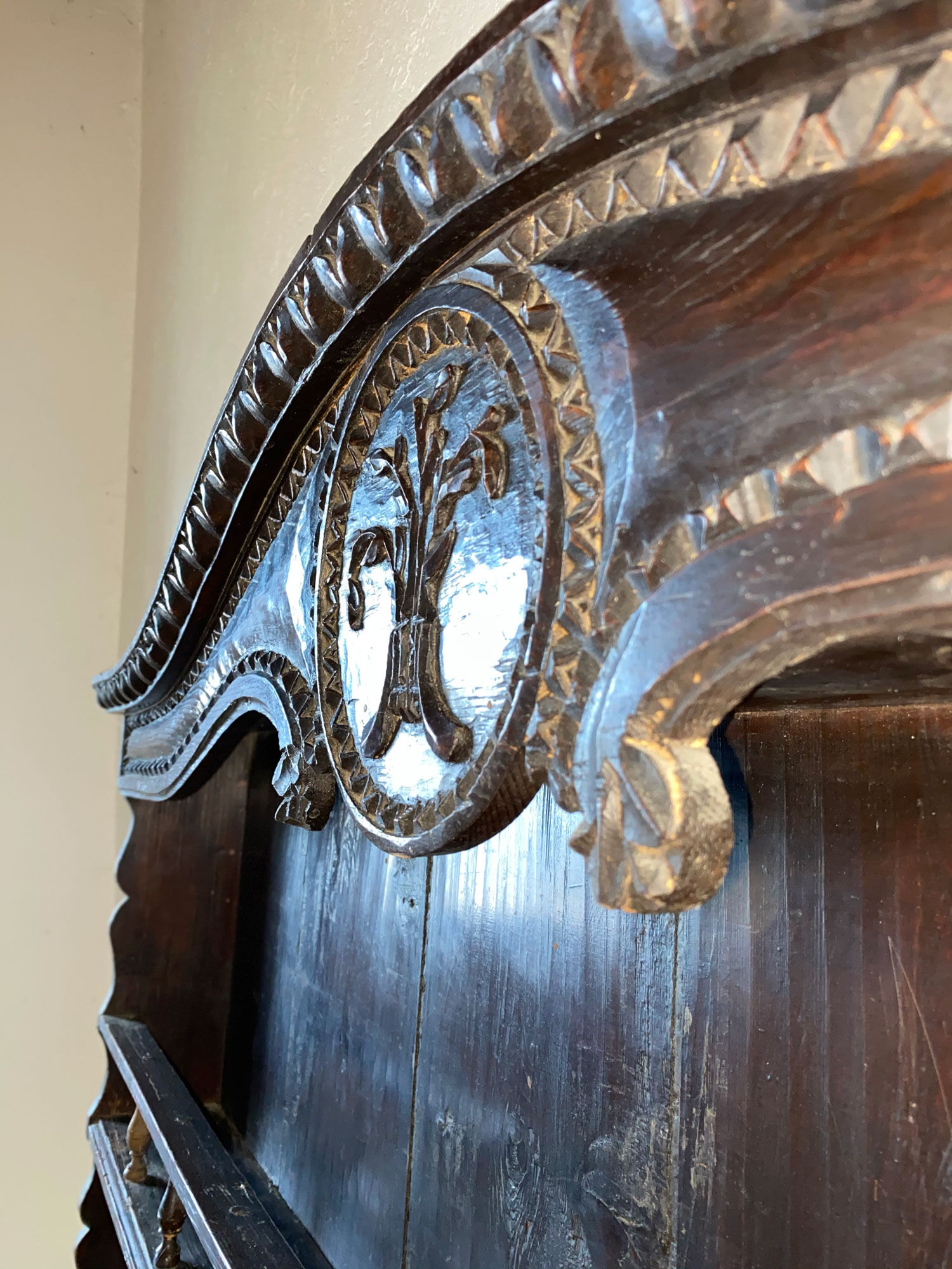 Croess Louis XV in celea carved Queyras