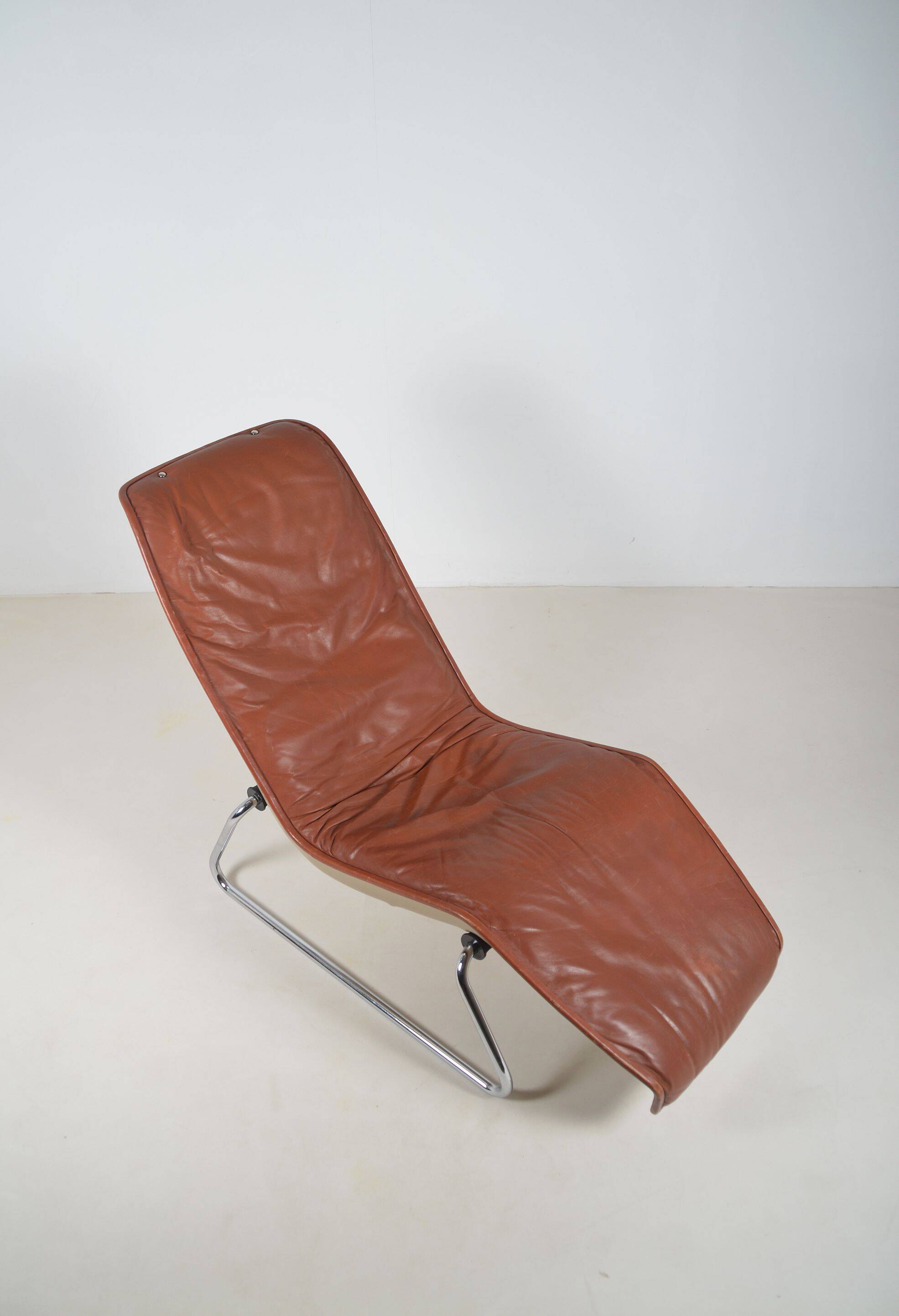 Fauteuil lounge Space Age en cuir avec base chromée, années 1970