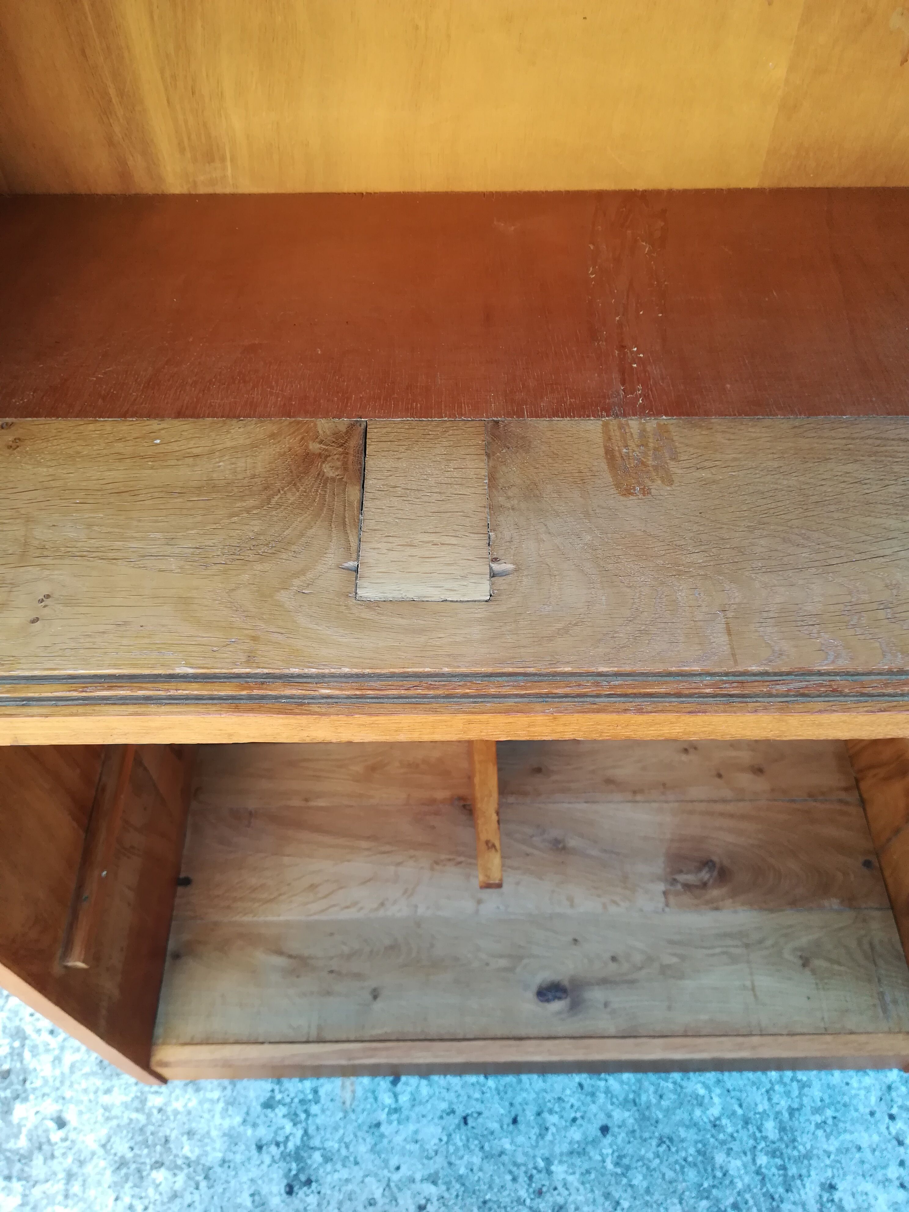 Buffet with sliding doors