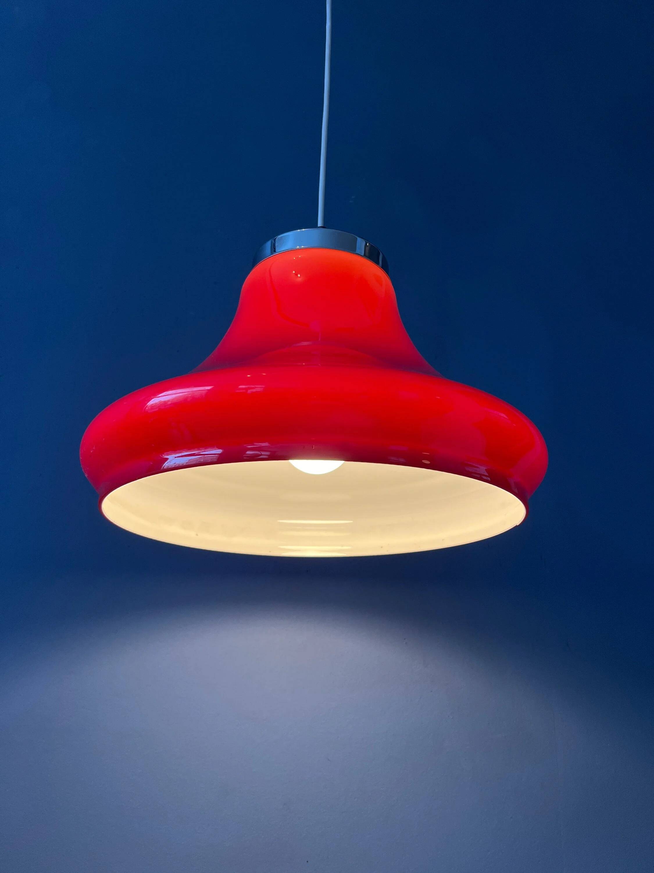 Suspension Space Age rouge en plexiglas avec dessus chromé