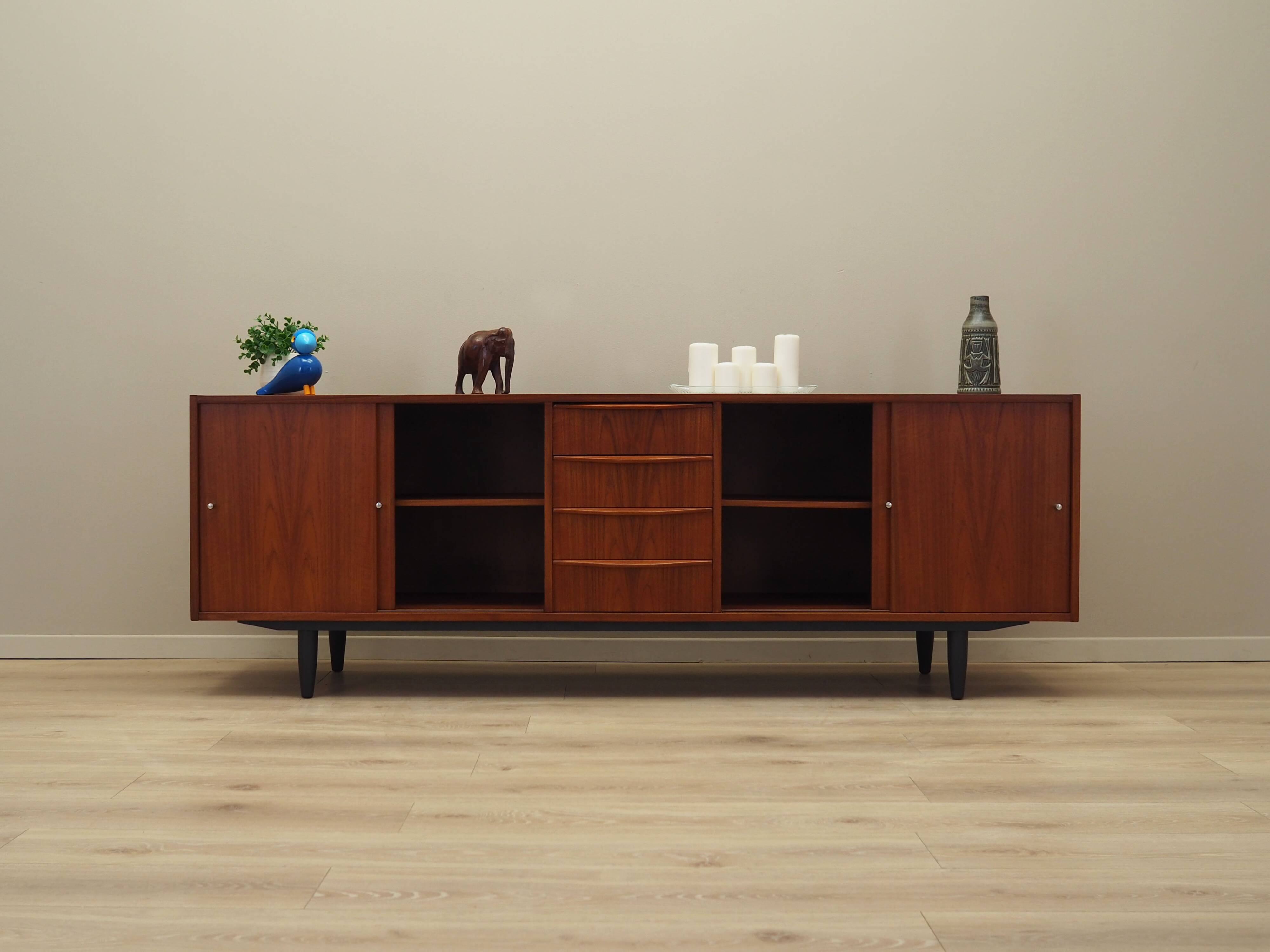 Enfilade en teck, design danois, années 1970, production : Danemark